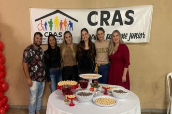 CRAS realiza jantar em homenagem às mães que frequentam oficinas.