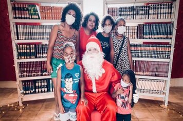 Papai Noel recebe visitas na Biblioteca Municipal.