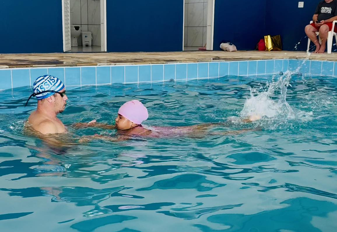 Aulas de natação tem início na piscina aquecida. 
