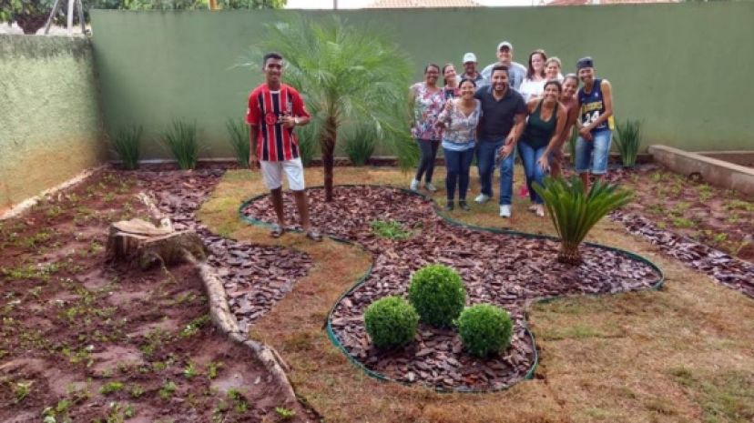 Implantação de jardim na EMEF Ida Bonini