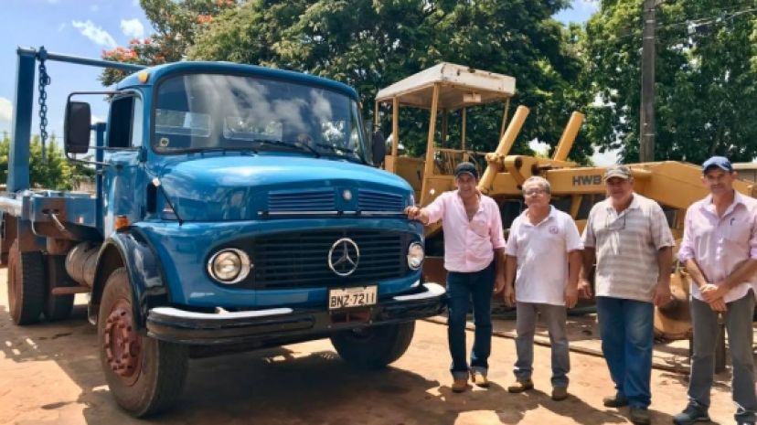 Prefeitura reforma caminhão de coleta das caçambas.