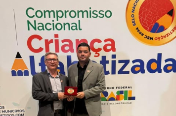 Echaporã recebe o Selo Nacional Ouro de Compromisso com a Alfabetização