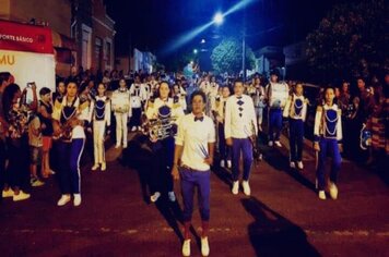 Apresentação da Oficina de Música Instrumental do CRAS emociona o público durante desfile de aniversário de Oscar Bressane