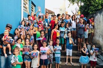 Crianças comemoram o domingo de Páscoa com uma animada ‘caça aos ovos’