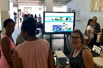 Material do projeto ‘Educação do Futuro’ é apresentado aos pais durante reunião escolar