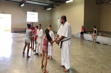 Projeto de Karatê Echaporã atende, gratuitamente, cerca de 30 crianças e jovens