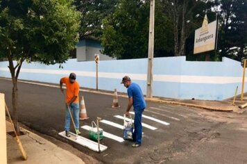 Segurança em primeiro lugar  Prefeitura reforça sinalização viária por toda a cidade, melhoria reforça a segurança de motoristas e pedestres.