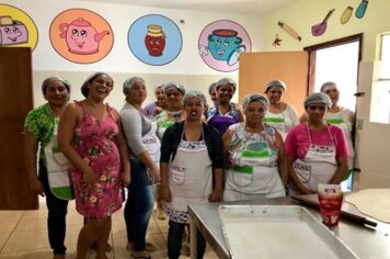 CRAS Echaporã realiza Oficina de Culinária para adultos e crianças.