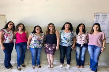 Primeira Dama Maisa e Secretária de Educação Silvia Ventura, dão boas vindas às novas professoras efetivas da rede.