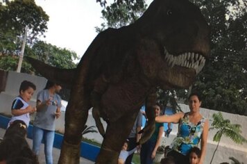 Semana da criança Alunos da creche municipal se divertem com óculos de realidade virtual.