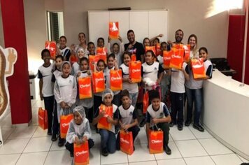 Alunos da EMEF participam de visita na fábrica de biscoitos Marilan.