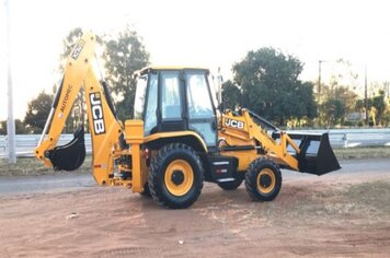 Prefeitura recebe mais um novo equipamento 0km. Uma reto-escavadeira