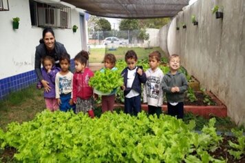 Parceria com a Educação: Fundo Social de Solidariedade realiza projeto Horta Educativa na Emei.