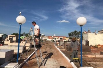 Prefeitura Realiza manutenção de Cemitério para dia de finados,