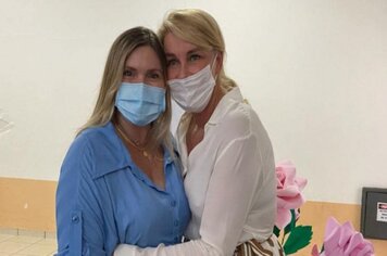 Primeira-dama Maisa, se encontra com Bia Dória, em evento na cidade de Quatá.