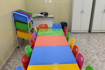 Creche Municipal recebe novo mobiliário e muro agora conta com cores para estimular crianças
