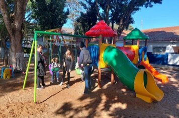 EMEI Mariinha e Creche Municipal, recebem novos brinquedos no parquinho.