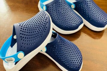 Prefeitura Municipal, distribui 800 pares de papetes (crocks), a alunos da rede municipal de ensino.