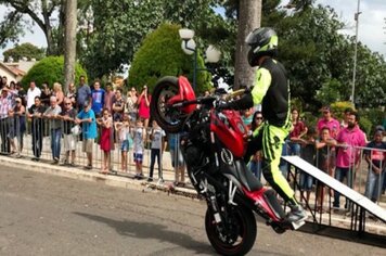 Apresentação do Radical Motoshow marca tarde de domingo