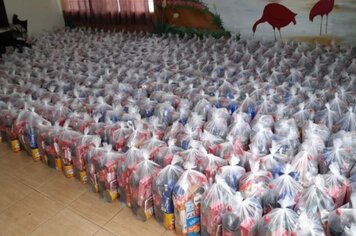 Prefeitura entrega cestas natalinas a 600 famílias.