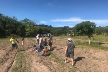 Crianças do CRAS participam do plantio de árvores nativas na mata ciliar do Rio Mandaguari