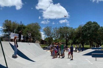 Campeonato de skate promove encontro, músicas e diversão.