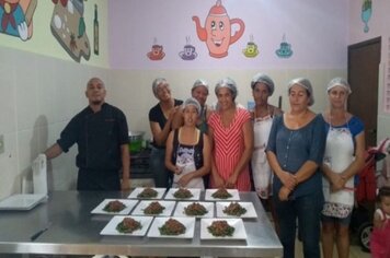Oficina de culinária temática do CRAS prepara prato típico italiano
