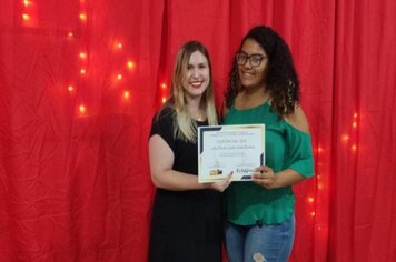 Primeira dama Maísa, participa de entrega de certificados, dos cursos de capacitação profissional.