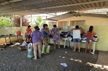 Varal solidário disponibiliza mais de 1000 peças para a população.