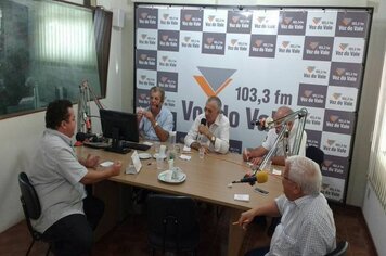 Convite da rádio Voz do Vale 103,3 ao Prefeito Luís Gustavo
