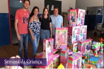 Prefeitura faz doação de brinquedos à creche