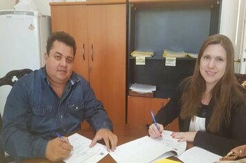 Prefeito e Primeira Dama Maisa assinam convênio com o Projeto Horta Educativa.