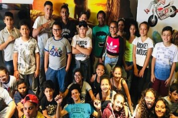 Prefeitura municipal através do CRAS “Maurício Paglione Júnior” realiza passeio no cinema com crianças que frequentam o local.