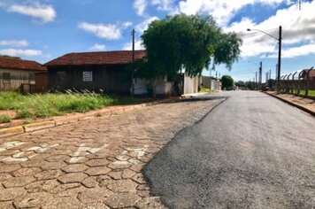 Trechos de ruas com pedras sextavadas recebem malha asfáltica