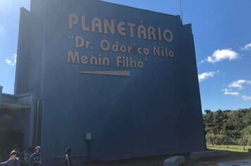 Para celebrar participação em Olimpíadas de Astronomia, alunos da EMEF visitam Planetário de Presidente Prudente