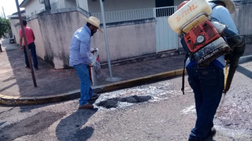 Secretaria de Obras realiza serviços de melhoria asfáltica nas ruas da cidade