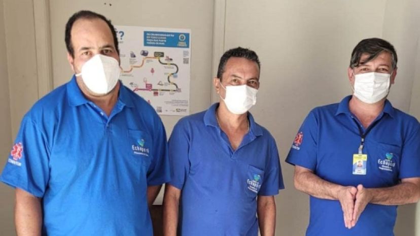 Motoristas de transporte de pacientes da Saúde Municipal recebem camisas como modelo de uniforme.