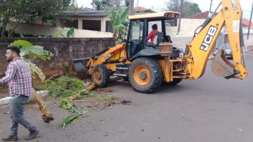 Serviços urbanos realiza força tarefa para organizar a cidade após temporal