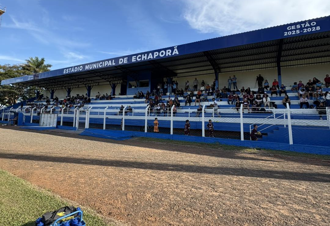 Arquibancada do Estádio Municipal recebe nova cobertura, pintura e revitalização completa