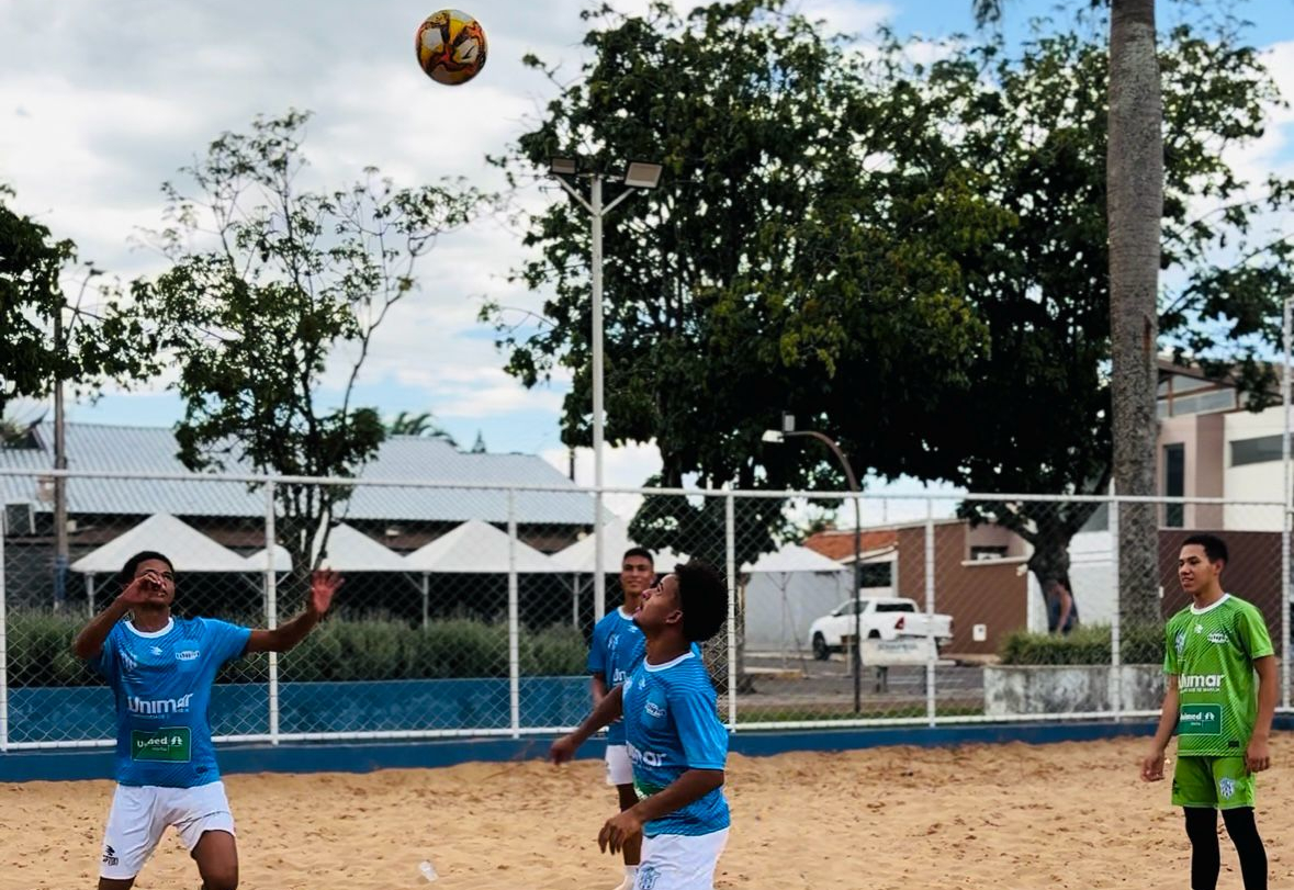 Campinho de areia recebe reparos