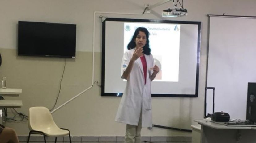 Parceria entre Saúde e Educação: Professores da rede municipal recebem orientação de fonoaudióloga.