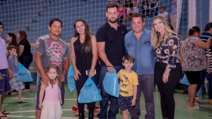 Prefeitura realiza entrega de mais de 800 kits de uniforme escolar