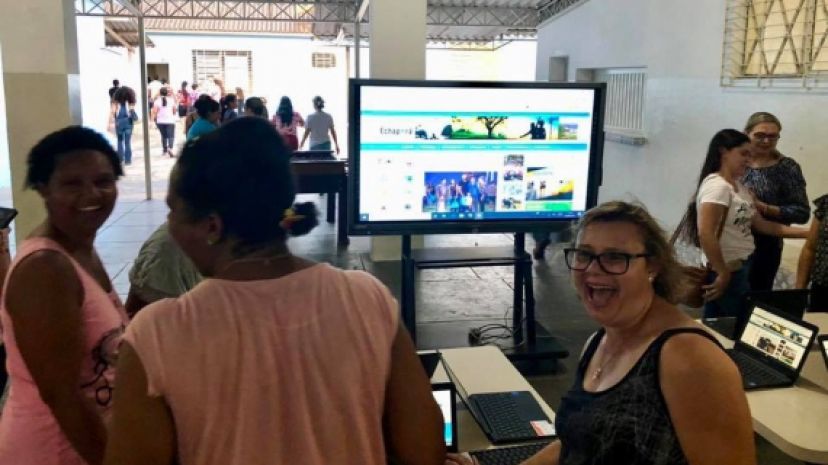 Material do projeto ‘Educação do Futuro’ é apresentado aos pais durante reunião escolar