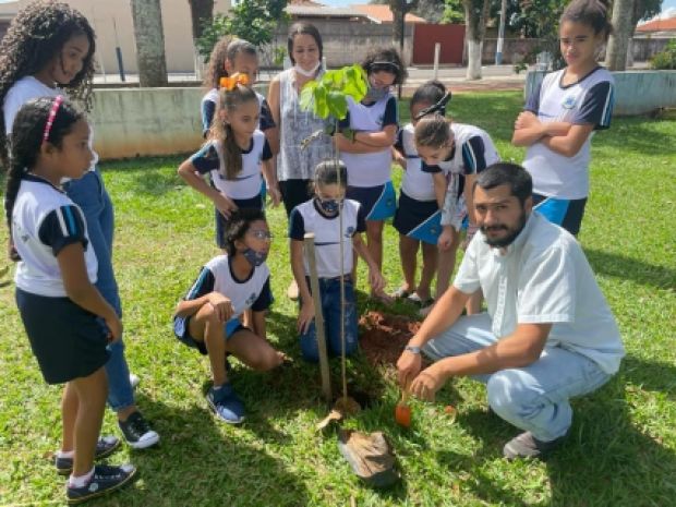 ALUNOS DA EMEF PROFª IDA BONINI ROMERO, PARTICIPAM DO PLANTIO DE MUDAS NO ESTÁDIO MUNICIPAL .