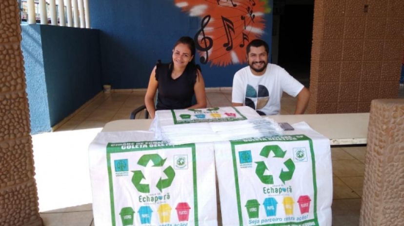 Meio ambiente concentra entrega de sacos de ráfia no almoxarifado.