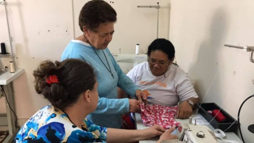 Fundo Social promove oficina de costura para confecção de camas e roupas para animais de estimação