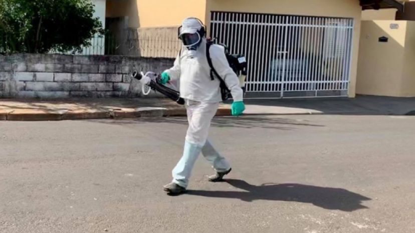 Prefeitura realiza nebulização contra a dengue.