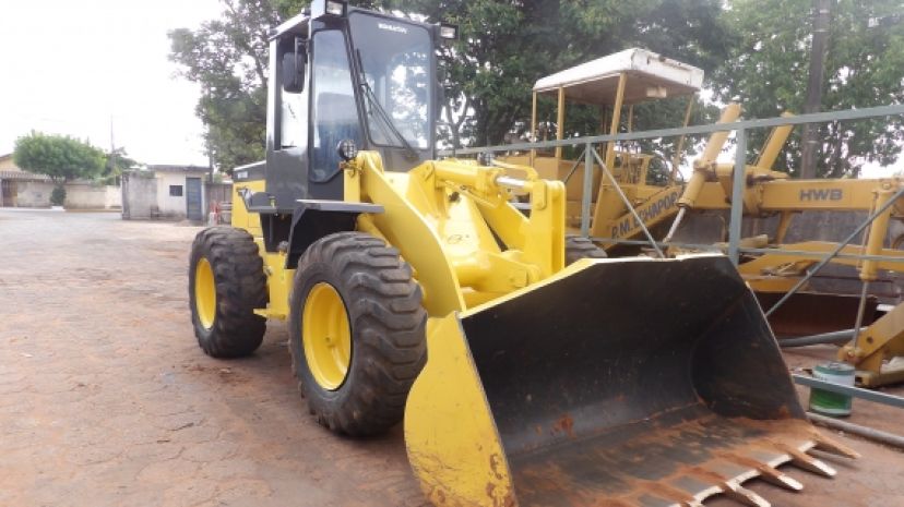 Prefeitura promove reforma e recuperação de máquina pá-carregadeira