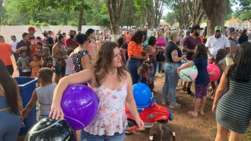 Descida do Papai Noel de helicóptero encanta crianças.