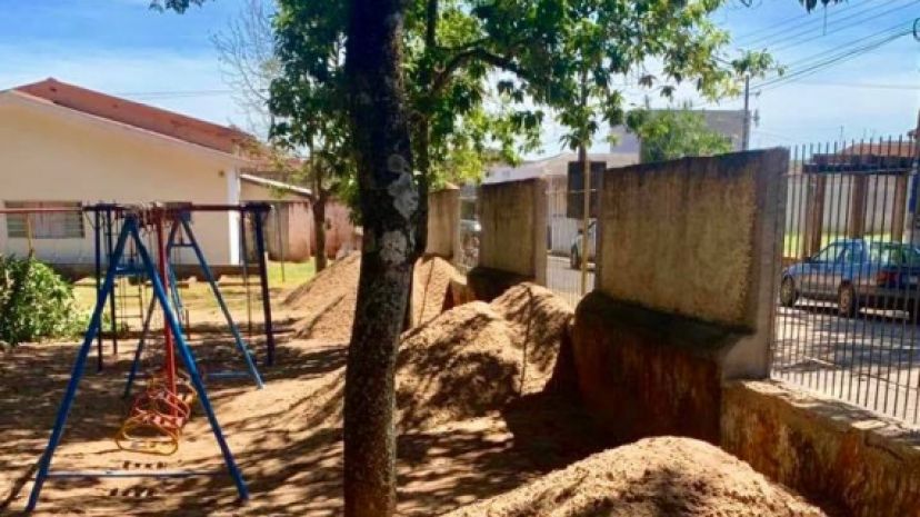 Prefeitura, através das Secretarias de Educação e Obras e Serviços Públicos, realiza troca de areia de parques da da Creche e EMEI.